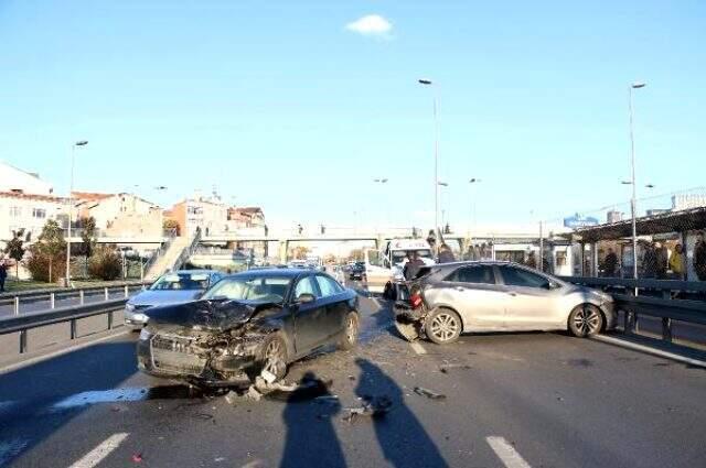 Son dakika: İstanbul Okmeydanı'nda meydana gelen trafik kazasında 2 kişi yaralandı, trafik yoğunluğu oluştu