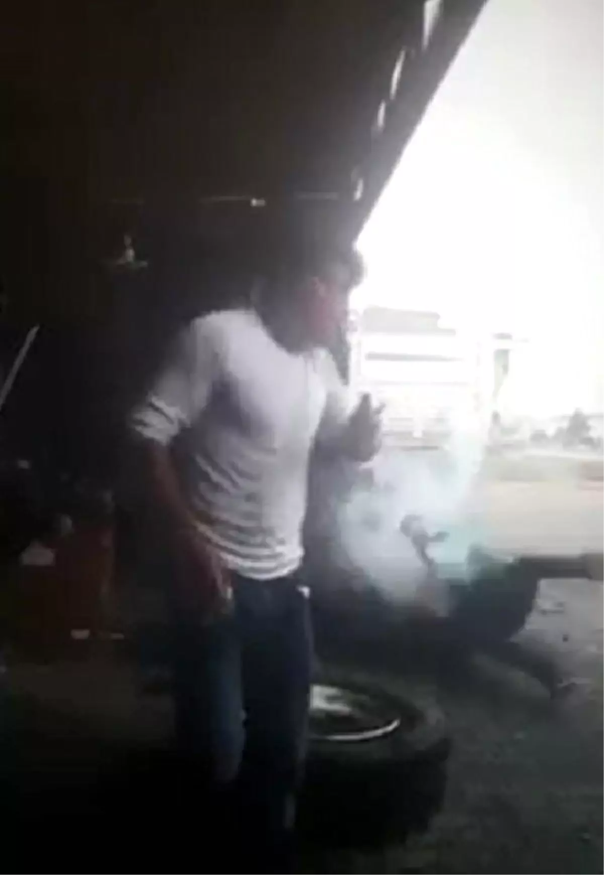 Tamir etmeye çalıştığı lastik patlayınca yere savruldu