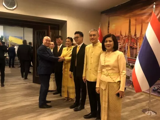Tayland ipeği ünlü modacı Özceyhan'ın tasarımlarıyla buluştu Tayland ipeği ünlü modacı Özceyhan'ın tasarımlarıyla buluştu