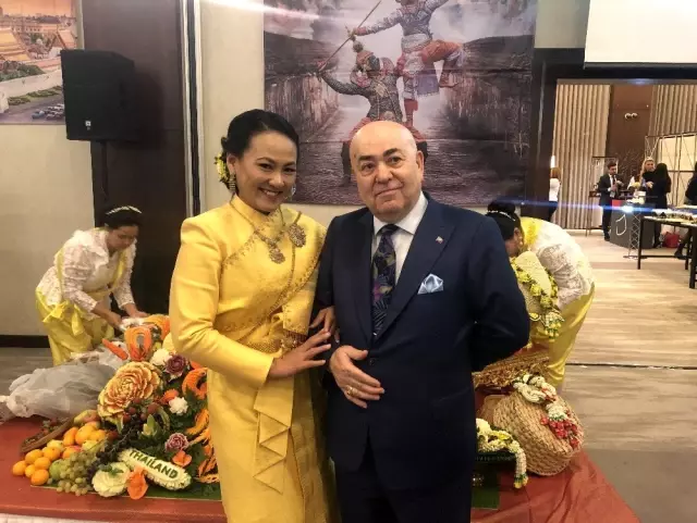 Tayland ipeği ünlü modacı Özceyhan'ın tasarımlarıyla buluştu Tayland ipeği ünlü modacı Özceyhan'ın tasarımlarıyla buluştu