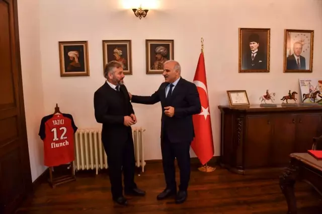 Trabzon'da fenalaşan yolcuya müdahale eden otobüs şoförü ödüllendirildi