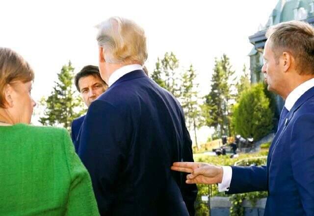 Trump'ın sırtına 'silah' dayanan fotoğraf, sosyal medyanın gündemine oturdu