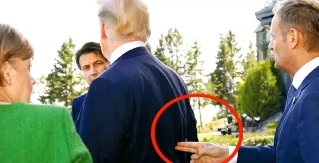 Trump'ın arkasından yapılan el işareti sosyal medyanın gündemine oturdu