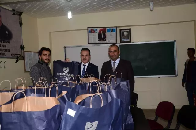 Uludere Belediyesi'nden öğrencilere kışlık bot ve mont yardımı
