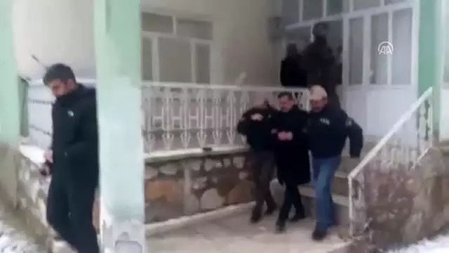 Van'da 3 belediye başkanı gözaltına alındı Van'da 3 belediye başkanı gözaltına alındı