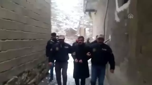 Van'da 3 belediye başkanı gözaltına alındı Van'da 3 belediye başkanı gözaltına alındı