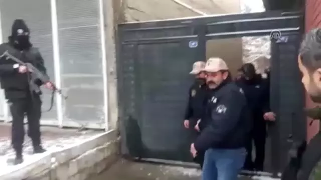 Van'da 3 belediye başkanı gözaltına alındı Van'da 3 belediye başkanı gözaltına alındı