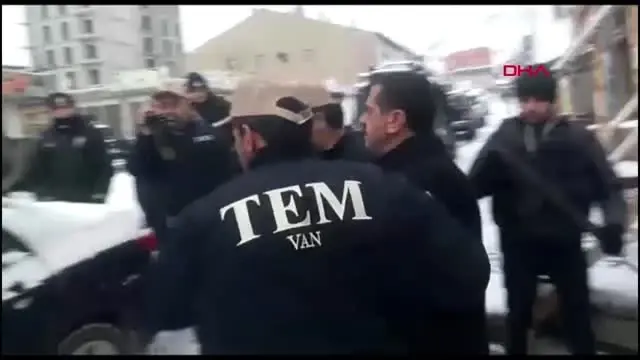 Van'da hdp'li 3 belediyenin başkanları gözaltına alındı Van'da hdp'li 3 belediyenin başkanları gözaltına alındı