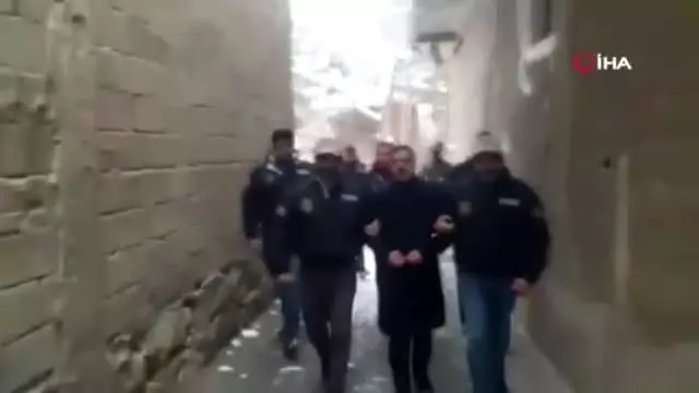 Van'da HDP'li belediye başkanlarına gözaltı Van'da HDP'li belediye başkanlarına gözaltı