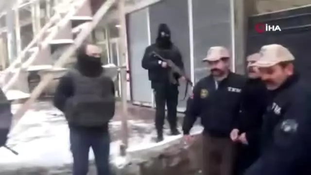 Van'da HDP'li belediye başkanlarına gözaltı Van'da HDP'li belediye başkanlarına gözaltı