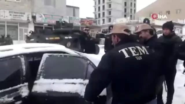 Van'da HDP'li belediye başkanlarına gözaltı Van'da HDP'li belediye başkanlarına gözaltı