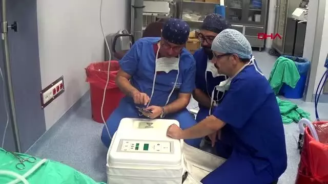 Antalya-cerrahlar böbrek nakil operasyonlarını canlı yayında izledi Antalya-cerrahlar böbrek nakil operasyonlarını canlı yayında izledi