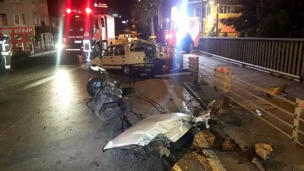 Bariyerlere çarpan otomobil parçalandı: 1'i ağır 2 yaralı