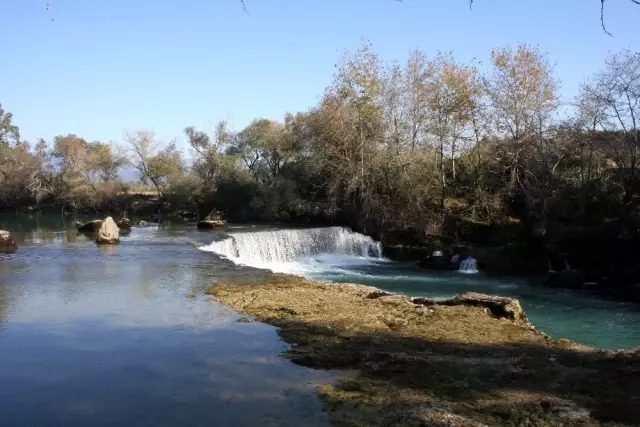 Bir günü bir gününü tutmayan Manavgat şelalesi ziyaretçilerine hayal kırıklığı yaşatıyor Bir günü bir gününü tutmayan Manavgat şelalesi ziyaretçilerine hayal kırıklığı yaşatıyor