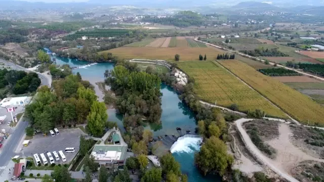 Bir günü bir gününü tutmayan Manavgat şelalesi ziyaretçilerine hayal kırıklığı yaşatıyor Bir günü bir gününü tutmayan Manavgat şelalesi ziyaretçilerine hayal kırıklığı yaşatıyor