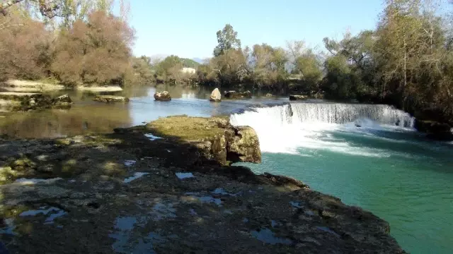 Bir günü bir gününü tutmayan Manavgat şelalesi ziyaretçilerine hayal kırıklığı yaşatıyor Bir günü bir gününü tutmayan Manavgat şelalesi ziyaretçilerine hayal kırıklığı yaşatıyor
