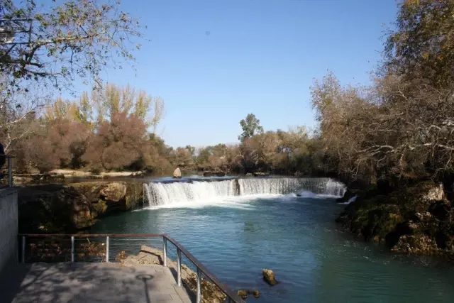 Bir günü bir gününü tutmayan Manavgat şelalesi ziyaretçilerine hayal kırıklığı yaşatıyor Bir günü bir gününü tutmayan Manavgat şelalesi ziyaretçilerine hayal kırıklığı yaşatıyor