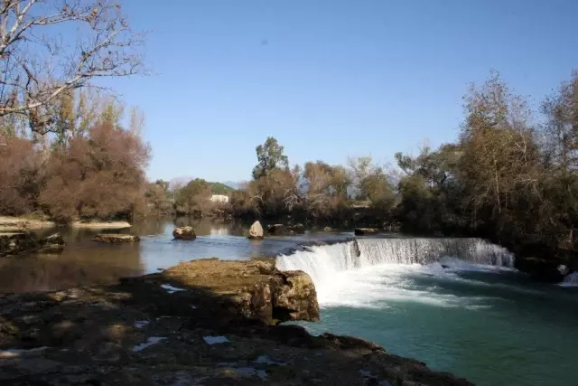 Bir günü bir gününü tutmayan Manavgat şelalesi ziyaretçilerine hayal kırıklığı yaşatıyor Bir günü bir gününü tutmayan Manavgat şelalesi ziyaretçilerine hayal kırıklığı yaşatıyor