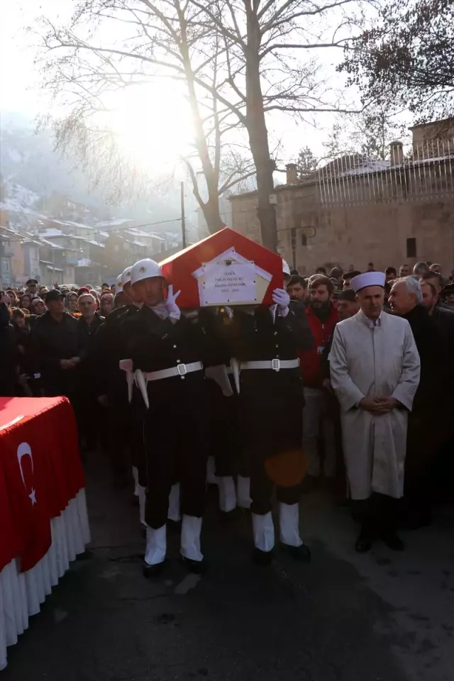 Bursa'da başından vurularak şehit olan polis Kütahya'da toprağa verildi Bursa'da başından vurularak şehit olan polis Kütahya'da toprağa verildi