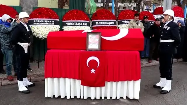 Bursa'da başından vurularak şehit olan polis toprağa verildi Bursa'da başından vurularak şehit olan polis toprağa verildi