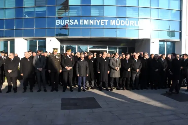 Bursa'da başından vurularak şehit olan polis Kütahya'da toprağa verildi Bursa'da başından vurularak şehit olan polis Kütahya'da toprağa verildi