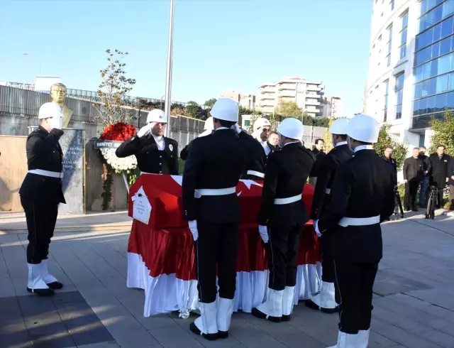 Bursa'da başından vurularak şehit olan polis Kütahya'da toprağa verildi Bursa'da başından vurularak şehit olan polis Kütahya'da toprağa verildi
