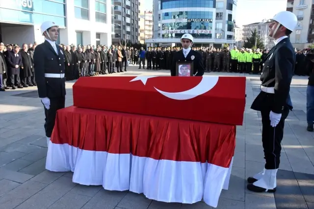 Bursa'da başından vurularak şehit olan polis Kütahya'da toprağa verildi Bursa'da başından vurularak şehit olan polis Kütahya'da toprağa verildi