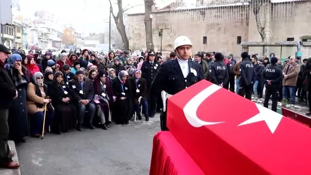 Bursa'da başından vurularak şehit olan polis toprağa verildi Bursa'da başından vurularak şehit olan polis toprağa verildi