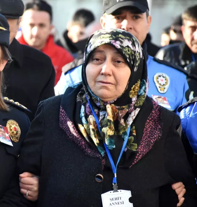 Bursa'da başından vurularak şehit olan polis Kütahya'da toprağa verildi Bursa'da başından vurularak şehit olan polis Kütahya'da toprağa verildi