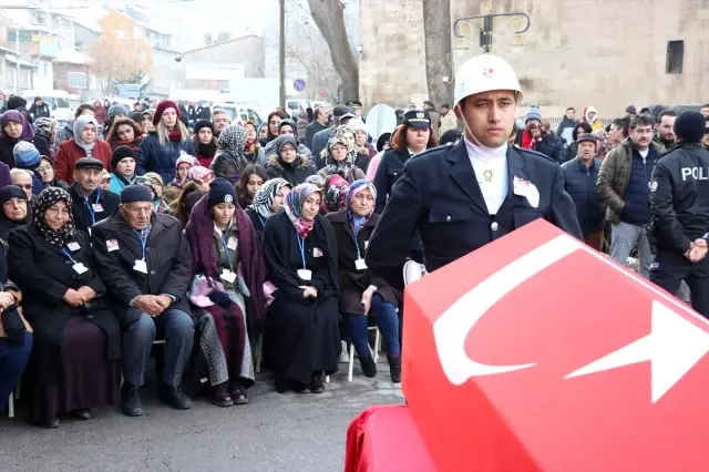 Bursa'da başından vurularak şehit olan polis Kütahya'da toprağa verildi Bursa'da başından vurularak şehit olan polis Kütahya'da toprağa verildi