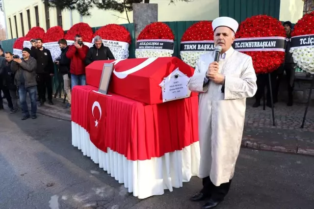 Bursa'da başından vurularak şehit olan polis Kütahya'da toprağa verildi Bursa'da başından vurularak şehit olan polis Kütahya'da toprağa verildi