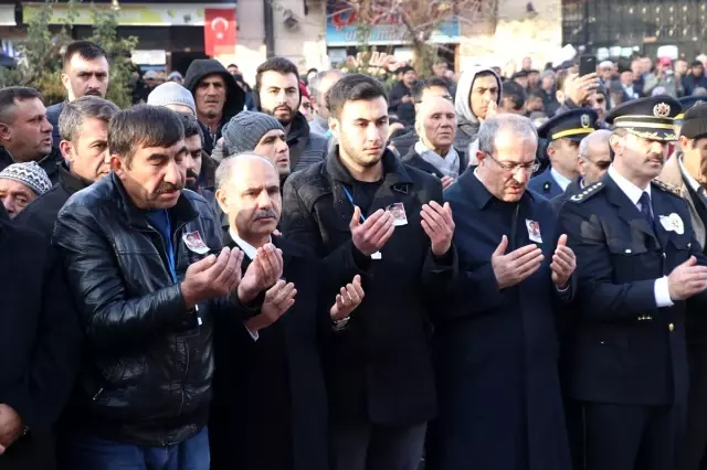 Bursa'da başından vurularak şehit olan polis Kütahya'da toprağa verildi Bursa'da başından vurularak şehit olan polis Kütahya'da toprağa verildi
