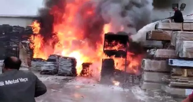 Çatalca'da fabrikada yangın çıktı! Malzemeler cayır cayır yandı
