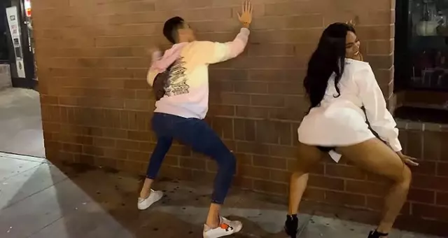 Fenomen Kerimcan Durmaz, Los Angelas'ta herkesin içinde kalça dansı yaptı Fenomen Kerimcan Durmaz, Los Angelas'ta herkesin içinde kalça dansı yaptı