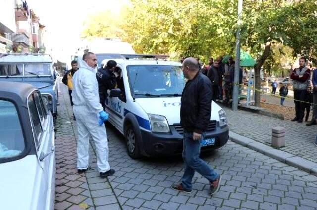 İki ev arkadaşını boğazından bıçaklayıp polise teslim kişi: Gece cinsel istismara uğradım