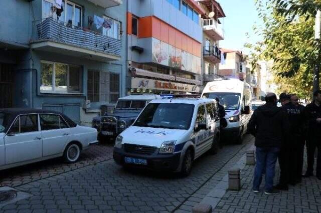 İki ev arkadaşını boğazından bıçaklayıp polise teslim kişi: Gece cinsel istismara uğradım