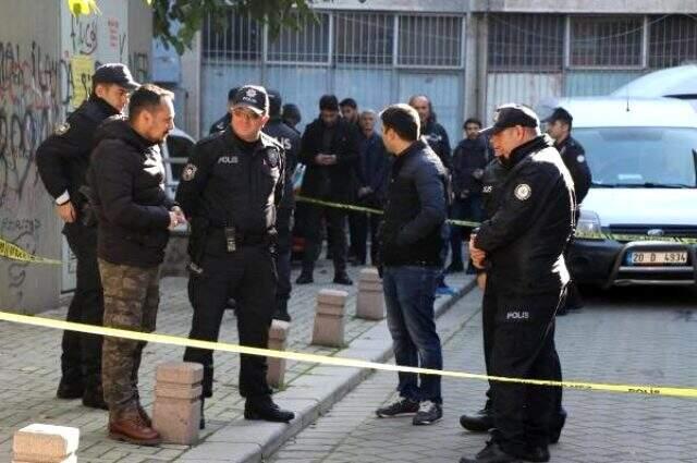 İki ev arkadaşını boğazından bıçaklayıp polise teslim kişi: Gece cinsel istismara uğradım