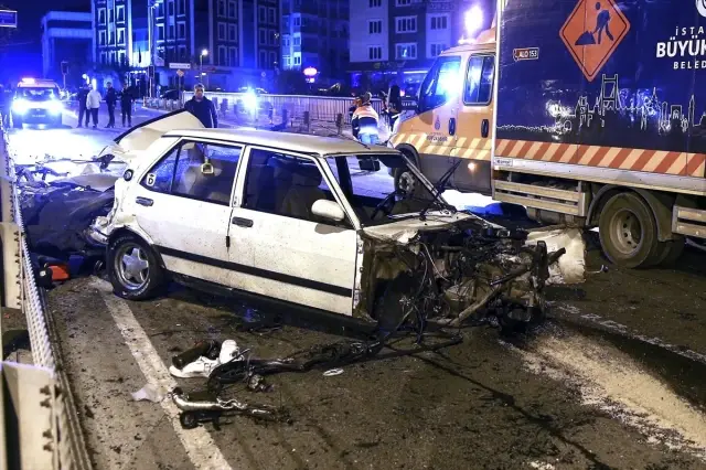 İstanbul'da otomobil bariyerlere çarptı: 1'i ağır 2 yaralı