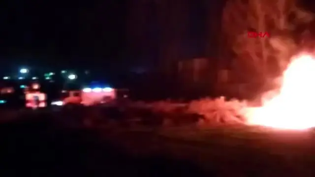 Kocaeli barınma amaçlı kurulan 8 konteyner alev alev yandı Kocaeli barınma amaçlı kurulan 8 konteyner alev alev yandı