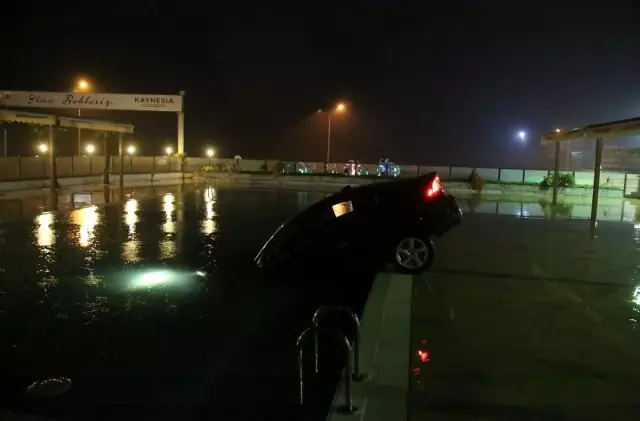 Manisa'da otomobil otelin yüzme havuzuna düştü