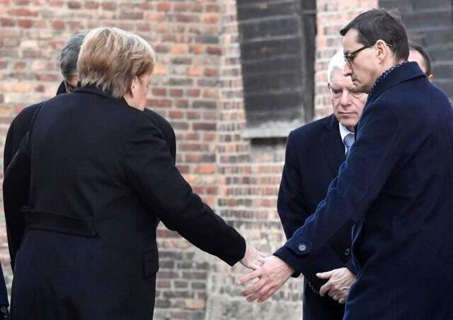Merkel, Nazi toplama kampını ziyaret sırasında yalpalayıp düşme tehlikesi geçirdi
