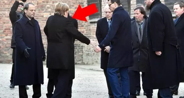 Merkel, Nazi toplama kampını ziyaret sırasında yalpalayıp düşme tehlikesi atlattı