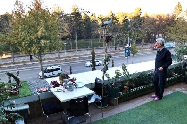 Özlem duyduğu çiftlik hayatını şehirdeki terasına taşıdı
