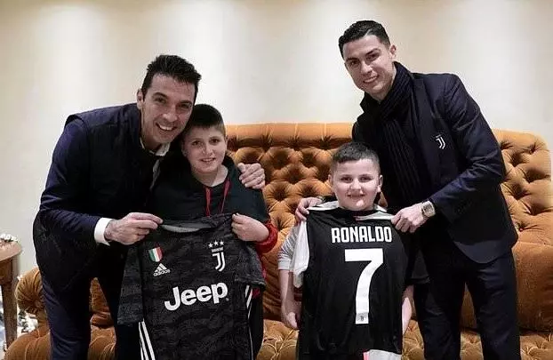 Ronaldo, Arnavutluk'taki depremden kurtulan çocukları ziyaret etti