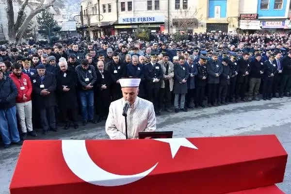 Şehit polis, son yolculuğuna uğurlandı Şehit polis, son yolculuğuna uğurlandı