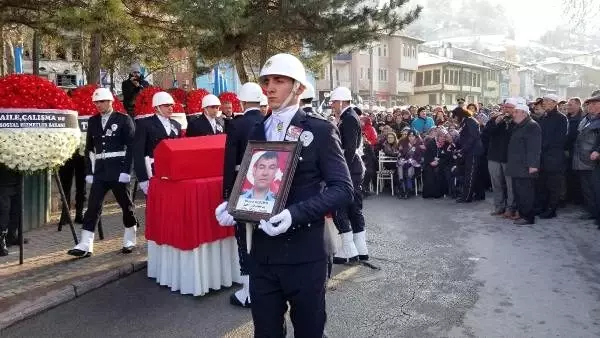 Şehit polis, son yolculuğuna uğurlandı Şehit polis, son yolculuğuna uğurlandı