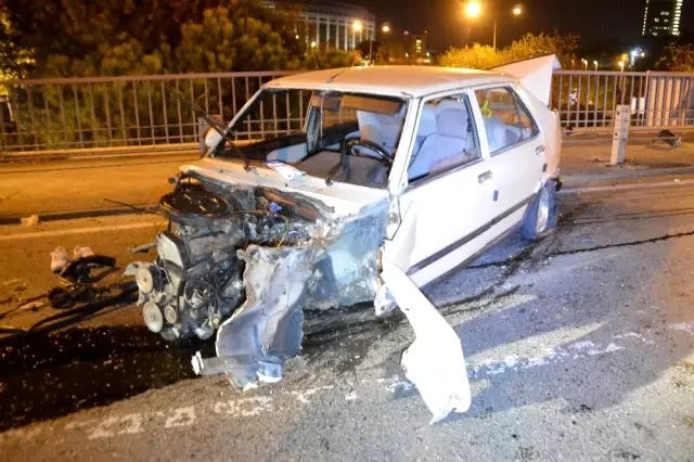 Trafik ışıklarına ve bariyerlere çarpan otomobil hurdaya döndü: 2 yaralı Trafik ışıklarına ve bariyerlere çarpan otomobil hurdaya döndü: 2 yaralı