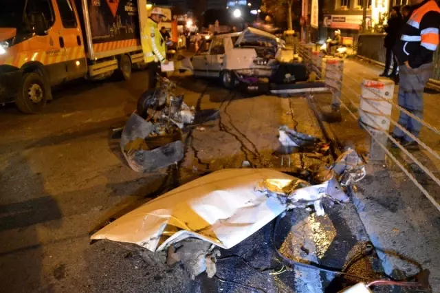 Trafik ışıklarına ve bariyerlere çarpan otomobil hurdaya döndü: 2 yaralı Trafik ışıklarına ve bariyerlere çarpan otomobil hurdaya döndü: 2 yaralı