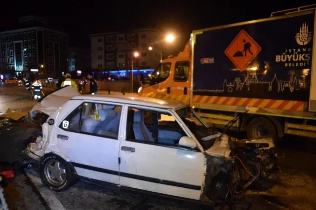 Trafik ışıklarına ve bariyerlere çarpan otomobil hurdaya döndü: 2 yaralı Trafik ışıklarına ve bariyerlere çarpan otomobil hurdaya döndü: 2 yaralı