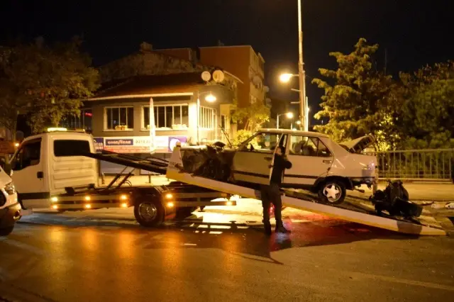 Trafik ışıklarına ve bariyerlere çarpan otomobil hurdaya döndü: 2 yaralı Trafik ışıklarına ve bariyerlere çarpan otomobil hurdaya döndü: 2 yaralı